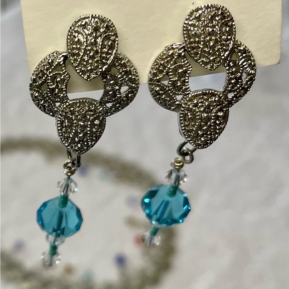 Handcrafted short necklace adorned with crystals with matching earrings - Picture 3 of 7